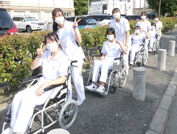 病院敷地内にて、車椅子の介助体験を行っているところです